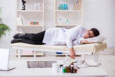 Hastanedeki karmaşık ameliyattan sonra doktor dinleniyor.