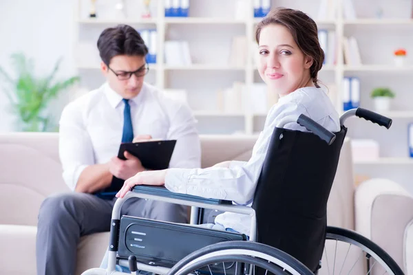 Patient besucht Psychotherapeut, um mit den Folgen seiner Krankheit umzugehen — Stockfoto