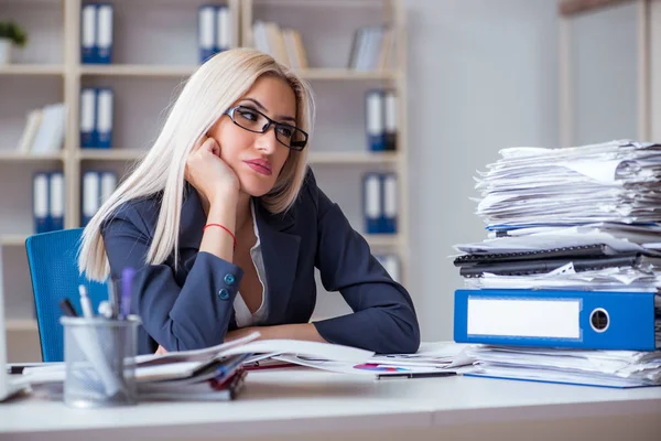 Drukke zakenvrouw aan het werk aan de balie — Stockfoto