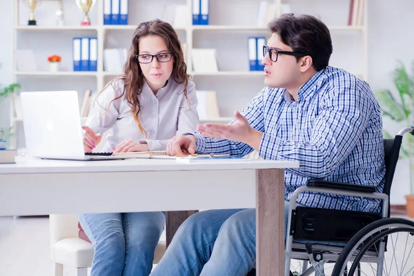 Gehandicapte student studeren en voor te bereiden op college examens — Stockfoto