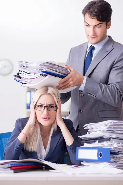 Chef bringt seiner Sekretärin zusätzliche Arbeit — Stockfoto