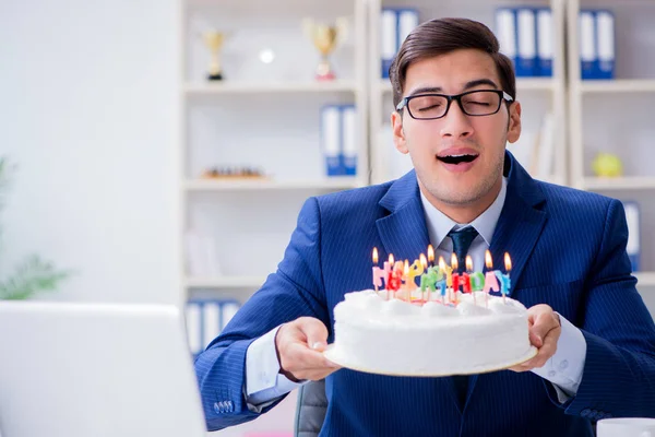 Jovem empresário comemorando aniversário sozinho no escritório — Fotografia de Stock