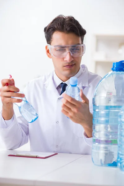 Laborassistent prüft Wasserqualität — Stockfoto