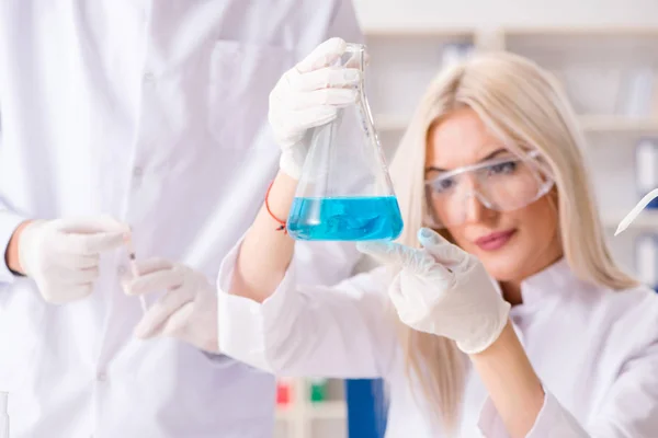 Mulher jovem química que trabalha no laboratório de clínica — Fotografia de Stock