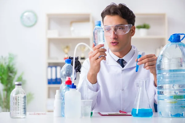 Assistant de laboratoire tester la qualité de l'eau — Photo