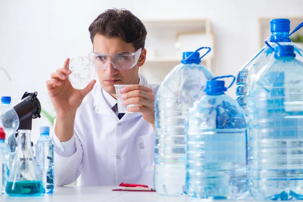 Asistente de laboratorio probando calidad del agua — Foto de Stock