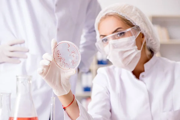 Giovane donna medico in ospedale clinica laboratorio — Foto Stock