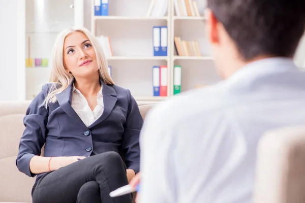 Mladá žena návštěva psychiatr muž lékař pro konzultaci — Stock fotografie