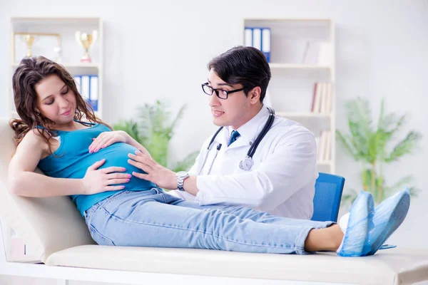 Médecin examinant une patiente enceinte à l'hôpital — Photo