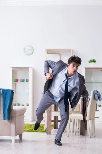 Geschäftsmann kommt zu spät ins Büro, weil er nach Nachtarbeit verschlafen hat — Stockfoto