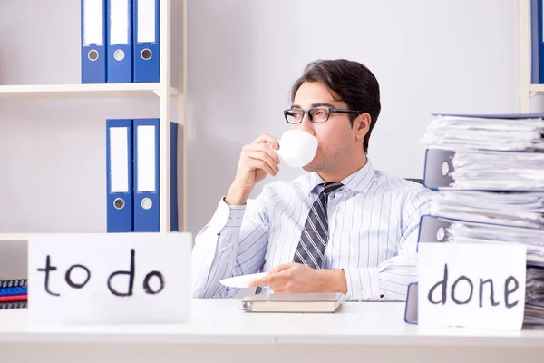 Biznesmen pracuje nad swoją listą rzeczy do zrobienia — Zdjęcie stockowe