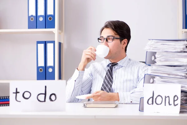 Empresário trabalhando em sua lista de afazeres — Fotografia de Stock