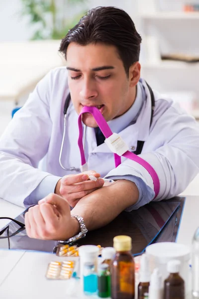 Doctor drug addict in the hospital — Stock Photo, Image