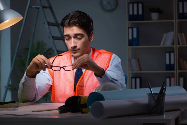 Bauarchitekt arbeitet spät in der Nacht an Zeichnungen — Stockfoto