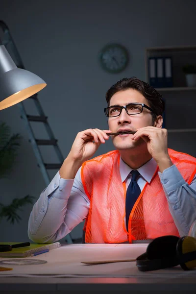 Bauarchitekt arbeitet spät in der Nacht an Zeichnungen — Stockfoto