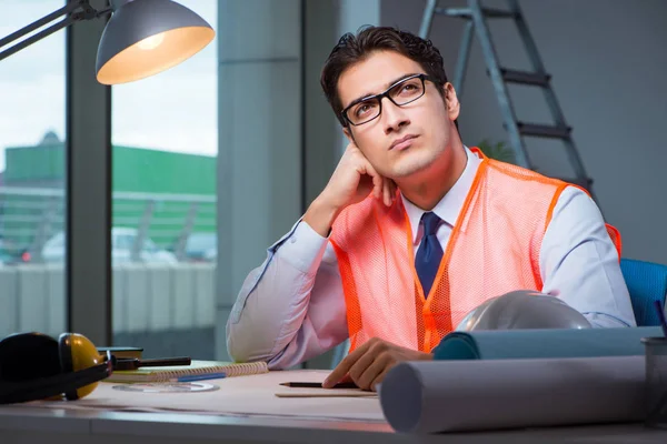 Bauarchitekt arbeitet spät in der Nacht an Zeichnungen — Stockfoto