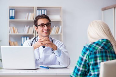 Hastanedeki hasta muayene için doktoru ziyaret ediyor.