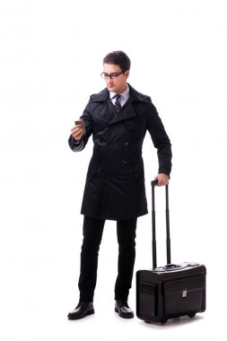 Bavullu genç işadamı beyaz üzerinde iş gezisine hazır.