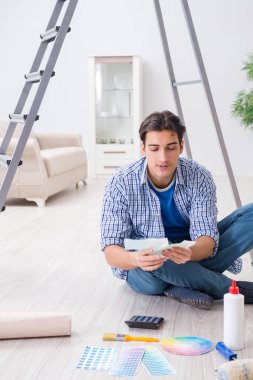 Genç adam bütçesini yenileme projesine harcıyor.