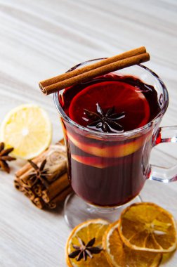 Haşlanmış şarap, yılbaşı masasında servis edilen bardaklarda parlıyor.