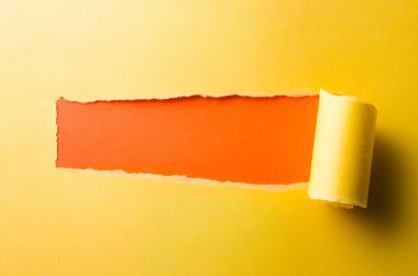 Mesajınız için boş alanı olan yırtık kağıt