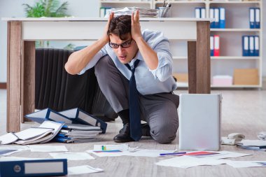 İflas etmiş işadamı ofis katında kızgın.