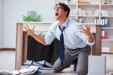 İflas etmiş işadamı ofis katında kızgın.