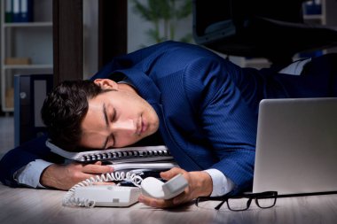 İş adamı geç saatlere kadar ofiste çalışıyor.