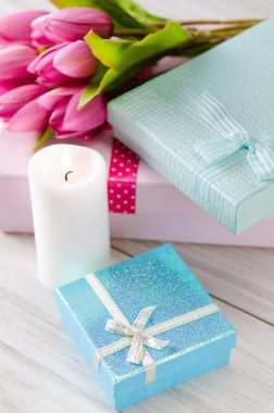 Aziz Sevgililer Günü tatili konseptiyle masaya yerleştirilmiş bir hediye kutusu.