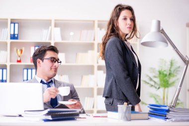 Görevde erkek ve kadınla cinsel taciz kavramı