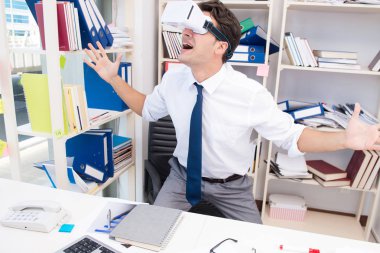 Çalışan sanal gerçeklik gözlükleriyle film izliyor.