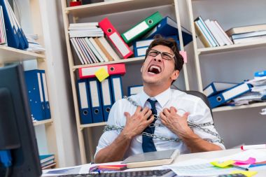 Çalışan zincirle masasına bağlanmış ve zincirlenmiş.