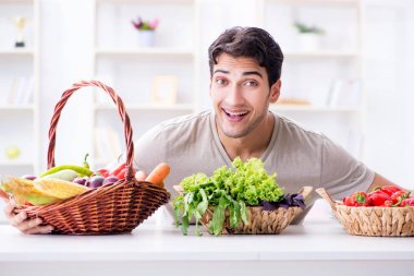 Sağlıklı beslenme ve beslenme konsepti olan genç bir adam