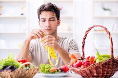 Sağlıklı beslenme ve beslenme konsepti olan genç bir adam