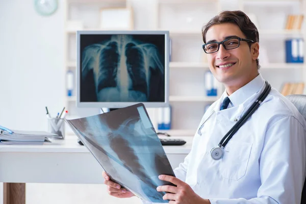 Radiologista médico olhando para imagens de raios-x — Fotografia de Stock