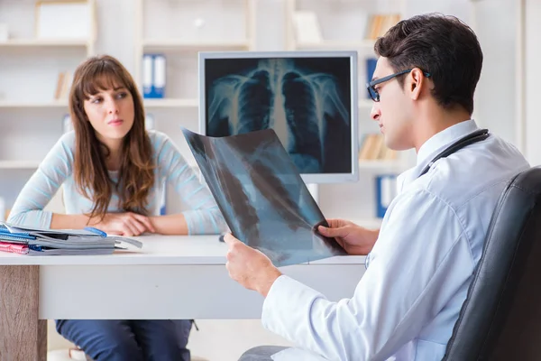 Jonge vrouw bezoekt radioloog voor röntgenonderzoek — Stockfoto