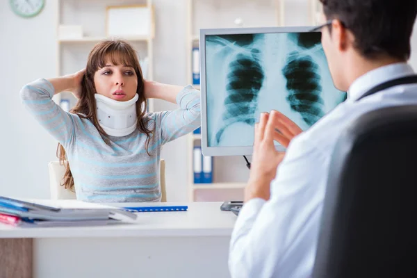 X-ray 검사를 받으러 방사선 전문의를 방문하는 젊은 여자 — 스톡 사진