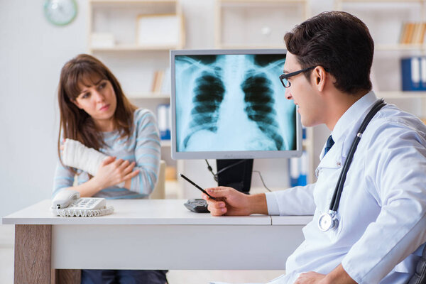 Молодая женщина, посещающая рентгенолога