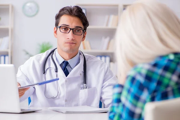 Patient zum Arztbesuch im Krankenhaus — Stockfoto