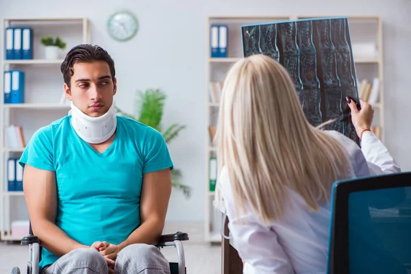 Behinderter Mann im Rollstuhl besucht Ärztin — Stockfoto