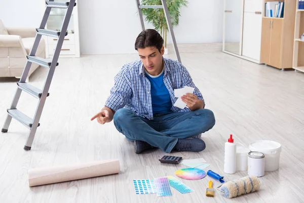 Joven gastando demasiado su presupuesto en un proyecto de renovación — Foto de Stock