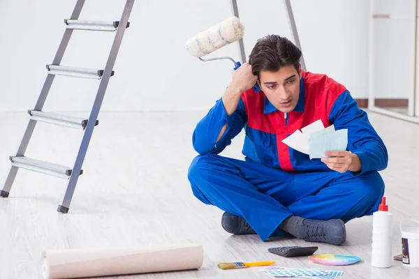 Joven pintor tratando de combinar colores para el trabajo de pintura — Foto de Stock