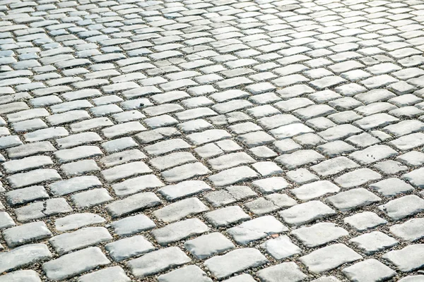 Geçmişin için kaldırım taşlarıyla döşenmiş yol.