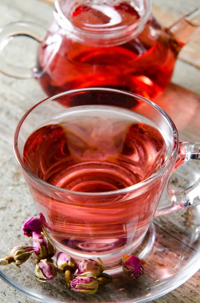 Thé aux fruits dans la tasse servie sur la table — Photo