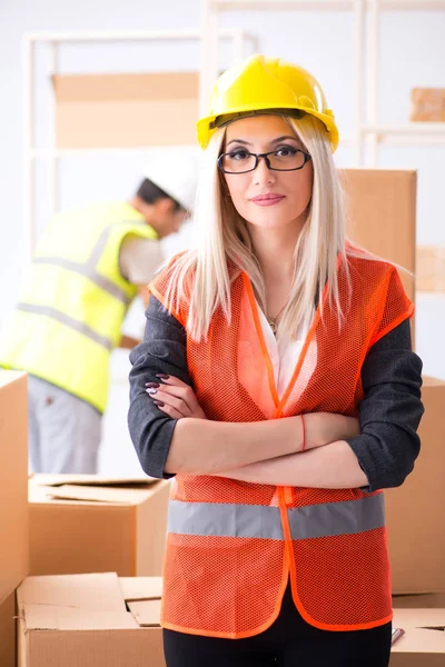 Fournisseur de livraison livrer des boîtes au bureau — Photo