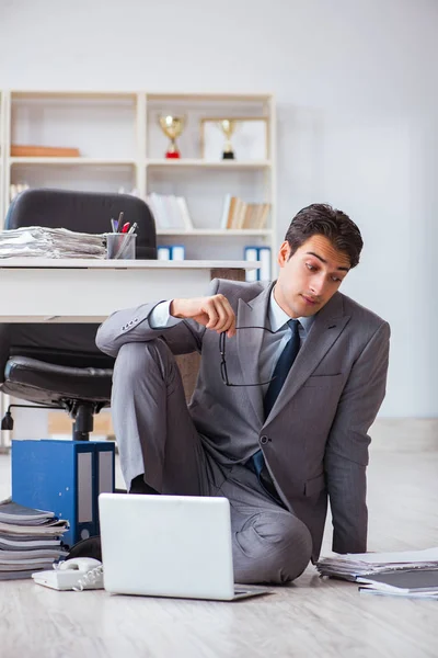 Homme d'affaires travaillant et assis sur le sol dans le bureau — Photo
