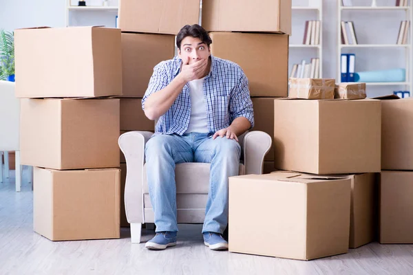 Young man moving in to new house with boxes — Stock Photo, Image