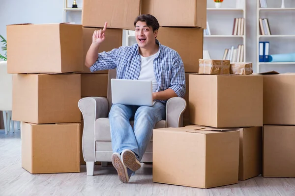 Jeune homme emménageant dans une nouvelle maison avec des boîtes — Photo