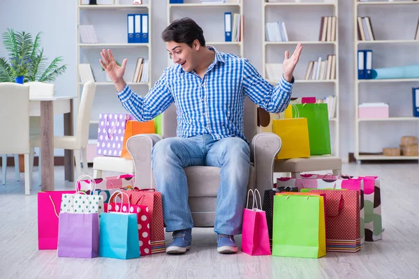 Joven después de compras excesivas en casa —  Fotos de Stock