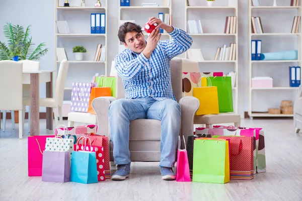 Jeune homme après des achats excessifs à la maison — Photo